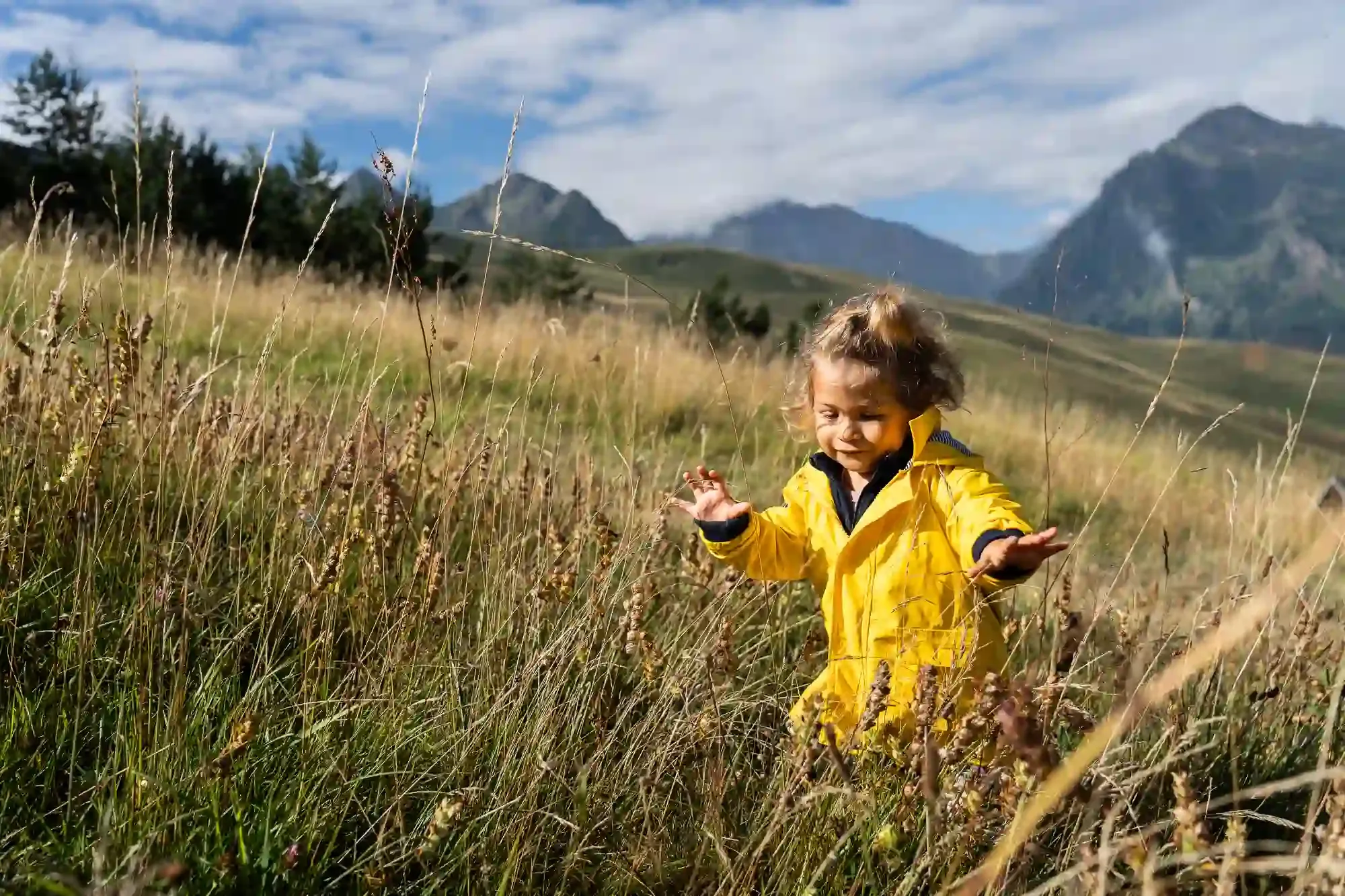 Enfant - qui - court - en - montagne - montagne